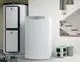 Vaillant Heizkessel in einem modernen Raum, mit einem weißen Gehäuse und einem angrenzenden Wasserspeicher, die neben einer Treppe stehen.